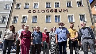 Kurz vor Kriegsende nutzten die Nazis das Colosseum in Stadtamhof als KZ-Außenlager für Zwangsarbeiter. Inzwischen betreibt dort ein Verein ein Kulturcafé als Ort des Erinnerns. Hinterbliebene von NS-Opfern fordern die Stadt auf, ihrerseits einen zentralen Ort des Gedenkens zu schaffen, bestenfalls am Dachauplatz. Kurz vor Kriegsende nutzten die Nazis das Colosseum in Stadtamhof als KZ-Außenlager für Zwangsarbeiter. Inzwischen betreibt dort ein Verein ein Kulturcafé als Ort des Erinnerns. Hinterbliebene von NS-Opfern fordern die Stadt auf, ihrerseits einen zentralen Ort des Gedenkens zu schaffen, bestenfalls am Dachauplatz.