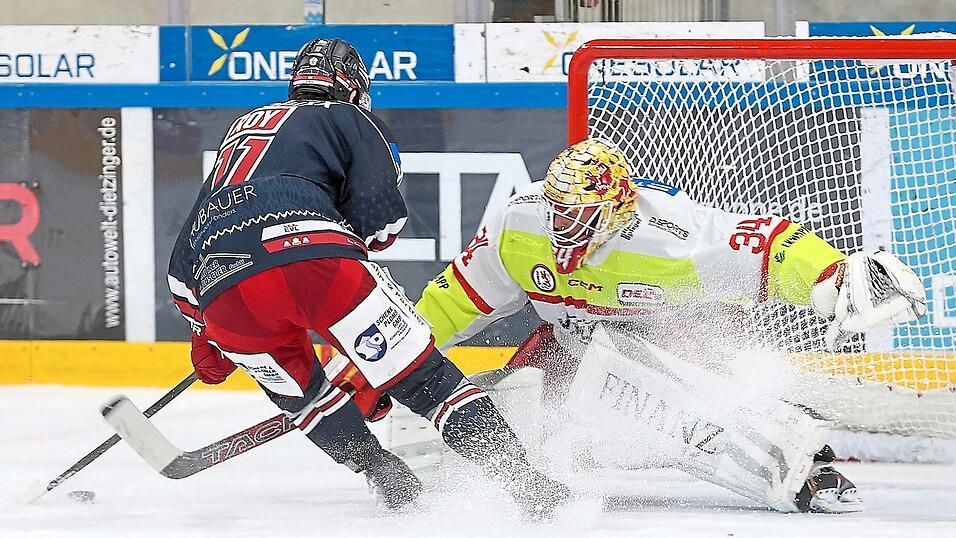 Landshuts Ex-Torh&uuml;ter Jonas Langmann (rechts) erwischte zwar einen maximal ungl&uuml;cklichen Start in die Partie, avancierte aber im Penaltyschie&szlig;en zum Matchwinner f&uuml;r seine DEG und luchste Marc-Olivier Roy (links) und seinen Ex-Teamkollegen den Bonuspunkt ab.
