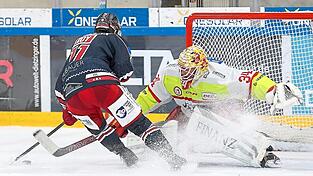 Landshuts Ex-Torhüter Jonas Langmann (rechts) erwischte zwar einen maximal unglücklichen Start in die Partie, avancierte aber im Penaltyschießen zum Matchwinner für seine DEG und luchste Marc-Olivier Roy (links) und seinen Ex-Teamkollegen den Bonuspunkt ab. Landshuts Ex-Torhüter Jonas Langmann (rechts) erwischte zwar einen maximal unglücklichen Start in die Partie, avancierte aber im Penaltyschießen zum Matchwinner für seine DEG und luchste Marc-Olivier Roy (links) und seinen Ex-Teamkollegen den Bonuspunkt ab.
