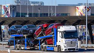 Der US-Elektroautobauer Tesla will den geplanten Ausbau des Werks in Gr&uuml;nheide in Angriff nehmen. (Archivbild)