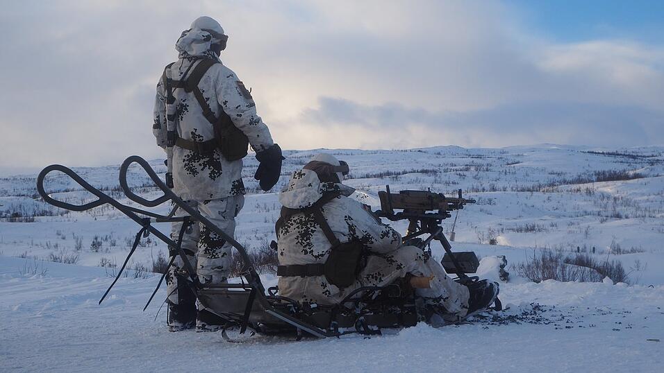 Teil von Pauls Zeit beim Bund war ein Aufenthalt in Norwegen: Wegen des Schnees musste das mobile Gerät auf einem kleinen Schlitten stehen. Von dort schoss Paul auf Entfernungen von „bis zu 2000 Metern“.