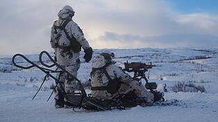 Teil von Pauls Zeit beim Bund war ein Aufenthalt in Norwegen: Wegen des Schnees musste das mobile Gerät auf einem kleinen Schlitten stehen. Von dort schoss Paul auf Entfernungen von „bis zu 2000 Metern“. Teil von Pauls Zeit beim Bund war ein Aufenthalt in Norwegen: Wegen des Schnees musste das mobile Gerät auf einem kleinen Schlitten stehen. Von dort schoss Paul auf Entfernungen von „bis zu 2000 Metern“.