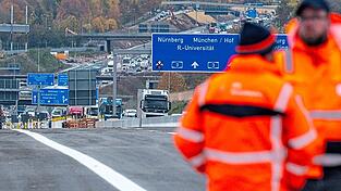Die Autobahn A3, hier die Fertigstellung der Bahnbrücke Burgweinting.