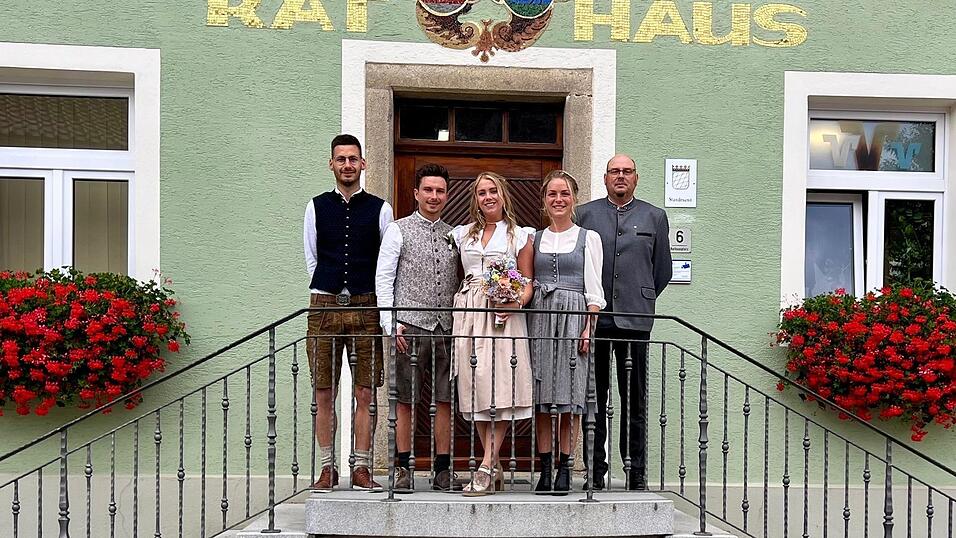 Trauzeuge Dominik Fruhmann Berger, Bräutigam Dominik Irlbeck, die Braut Anja Seidl, die Trauzeugin Marie Fruhmann Berger sowie dritter Bürgermeister Andreas Eiser (v.l.) Trauzeuge Dominik Fruhmann Berger, Bräutigam Dominik Irlbeck, die Braut Anja Seidl, die Trauzeugin Marie Fruhmann Berger sowie dritter Bürgermeister Andreas Eiser (v.l.)