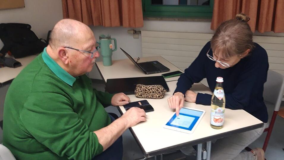 Bislang half Kursleiterin Sonia Rothe (rechts) bei der Digitalen Sprechstunde bei individuellen Problemen rund um digitale Endger&auml;te und das Internet. Ab Mittwoch gibt es f&uuml;r die Teilnehmer zus&auml;tzlich Vortr&auml;ge und &Uuml;bungen. Das Unterst&uuml;tzungsangebot ist kostenlos.(Archivfoto)