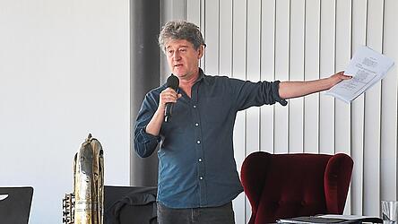 Richard Oehmann ist Autor, Regisseur, Puppenspieler und Kabarettist - diese k&uuml;nstlerische Vielfalt kommt seiner Lesung sehr zugute.