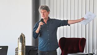 Richard Oehmann ist Autor, Regisseur, Puppenspieler und Kabarettist - diese k&uuml;nstlerische Vielfalt kommt seiner Lesung sehr zugute.