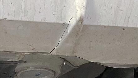 Auf dem ersten Blick nicht bemerkt, aber der Gutachter hat es später gesehen: An der Unterseite der Heckschürze von Pia Maiers Neuwagen zieht sich ein Riss entlang.