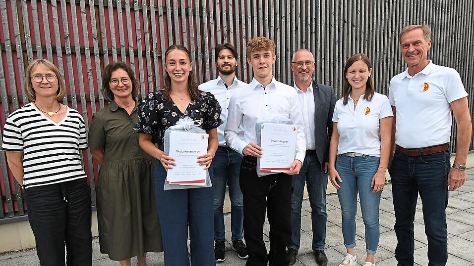 Nikola Hertenberger und Severin Bogner sind TSV-Sportlerin und -Sportler des Jahres (vorne Mitte); Die Laudatoren Barbara Hauke und Lisa Ebbers, Daniel Taram und Christian Meinl sowie Katrin Brambs und Hermann Mayr vom TSV-Vorstand gratulierten.