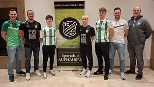 Blicken der Frühjahrsrunde optimistisch entgegen: (v.l.) Spielertrainer Karl Feicht, Kevin Ritt, Dennis Kutscherauer, Tim Wieselsberger, Jonathan Kolnhofer, Tom Eisenreich und Patrick Leitner (sportliche Leitung). Blicken der Frühjahrsrunde optimistisch entgegen: (v.l.) Spielertrainer Karl Feicht, Kevin Ritt, Dennis Kutscherauer, Tim Wieselsberger, Jonathan Kolnhofer, Tom Eisenreich und Patrick Leitner (sportliche Leitung).