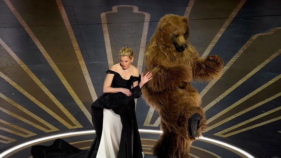Barenst&auml;rker Auftritt von Elizabeth Banks (Regie: 'Cocaine Bear') - sie pr&auml;sentiert den Preis f&uuml;r die besten visuellen Effekte.