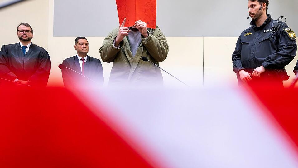 Zum Prozessbeginn &auml;u&szlig;erte der Angeklagte sich nur mit einer Geste.