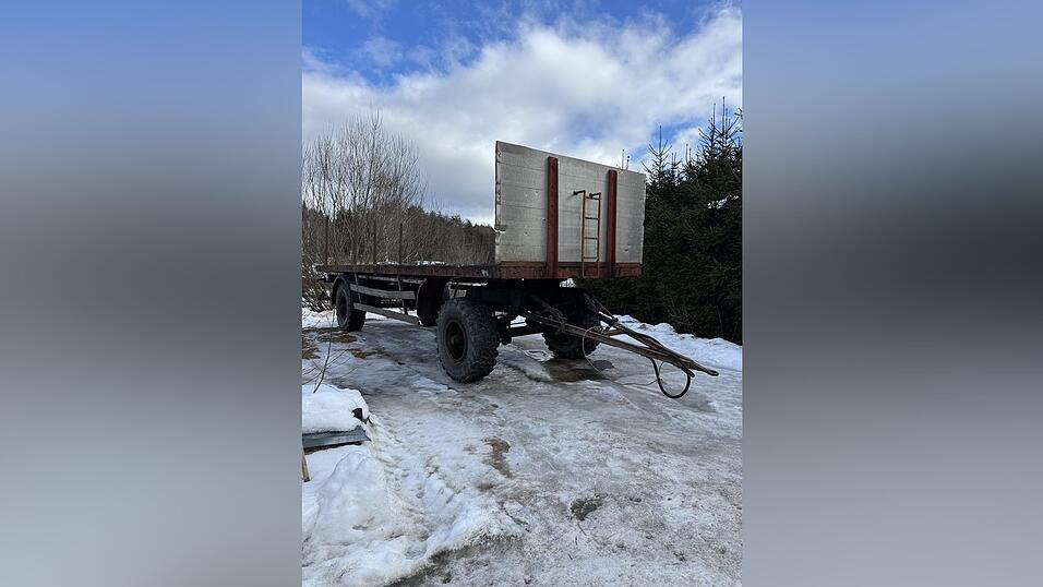 Noch ist der Wagen leer. Am Sonntag soll der Faschingswagen des MC Zwiesel durch die Stadt fahren.