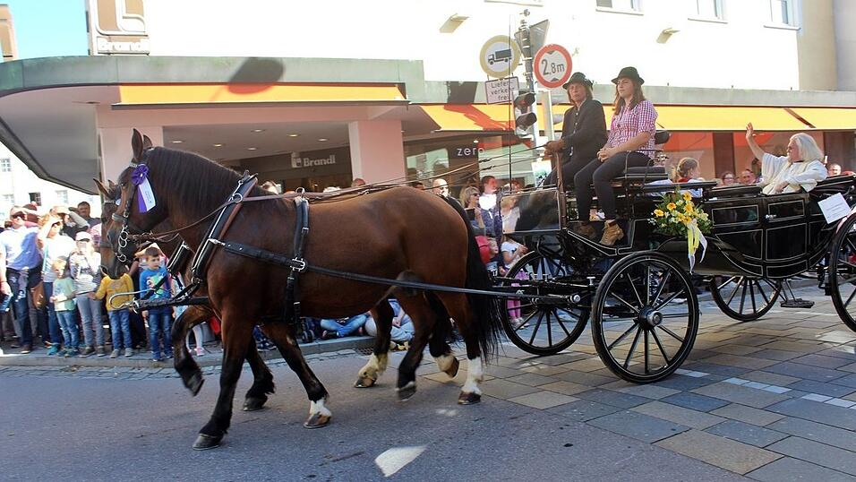Viele Besucher verfolgten am Sonntag den Umzug auf dem Vilsbiburger Stadtplatz. Viele Besucher verfolgten am Sonntag den Umzug auf dem Vilsbiburger Stadtplatz.
