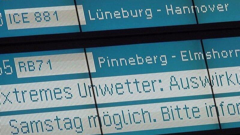 Im Bahnhof Hamburg-Altona wird schon auf m&ouml;gliche Unwetter-Auswirkungen hingewiesen.