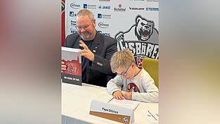 Pepe Dittrich unterschrieb einen Vertrag. Seine R&uuml;ckennummer ist die 7.