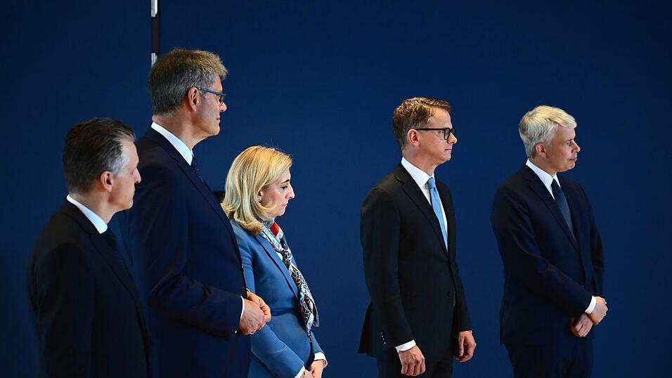 Bundespräsident Steinmeier entließ Minister aus ihren bisherigen Aufgaben und ernannte neue Ressortchefs. Bundespräsident Steinmeier entließ Minister aus ihren bisherigen Aufgaben und ernannte neue Ressortchefs.
