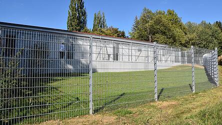 Entlang der rückwärtigen Grundstücksseite bot sich Platz für den Neubau. Entlang der rückwärtigen Grundstücksseite bot sich Platz für den Neubau.