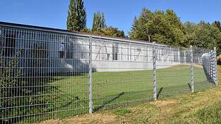 Entlang der rückwärtigen Grundstücksseite bot sich Platz für den Neubau. Entlang der rückwärtigen Grundstücksseite bot sich Platz für den Neubau.