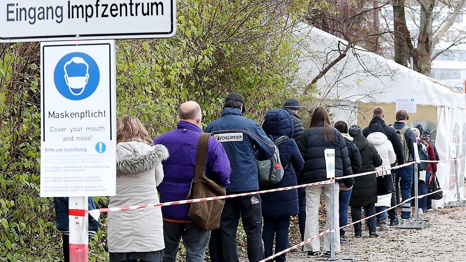 Das Impfzentrum Landshut kehrt auf das Messegelände zurück. Die Einrichtung im neuen Dultwachgebäude auf der Ringelstecherwiese bleibt als zusätzliches Angebot erhalten. Das Impfzentrum Landshut kehrt auf das Messegelände zurück. Die Einrichtung im neuen Dultwachgebäude auf der Ringelstecherwiese bleibt als zusätzliches Angebot erhalten.