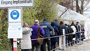 Das Impfzentrum Landshut kehrt auf das Messegelände zurück. Die Einrichtung im neuen Dultwachgebäude auf der Ringelstecherwiese bleibt als zusätzliches Angebot erhalten.