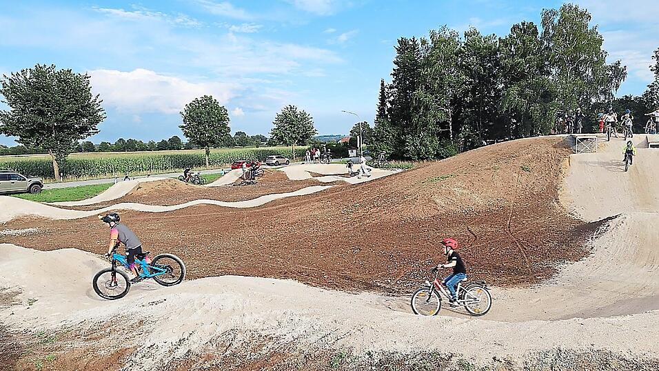 Die Kinder und Jugendlichen nutzen den Pumptrack gleich am Eröffnungstag ausgiebig. Die Kinder und Jugendlichen nutzen den Pumptrack gleich am Eröffnungstag ausgiebig.