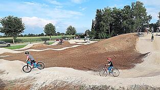 Die Kinder und Jugendlichen nutzen den Pumptrack gleich am Eröffnungstag ausgiebig. Die Kinder und Jugendlichen nutzen den Pumptrack gleich am Eröffnungstag ausgiebig.