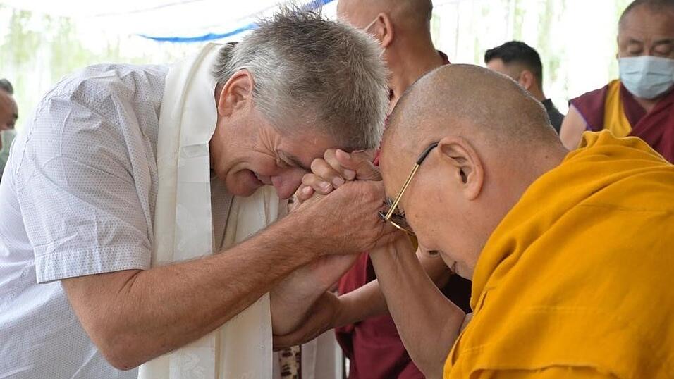 Der Deggendorfer Augenarzt Detlev G&uuml;ck engagiert sich seit &uuml;ber zwei Jahrzehnten sowohl pers&ouml;nlich als auch mittels des von ihm gegr&uuml;ndeten Vereins &bdquo;Kleine Hilfe e.V.&ldquo; in Nepal und Indien und hat dort gro&szlig;e Projekte realisiert. Hier beim Treffen mit dem Dalai Lama.