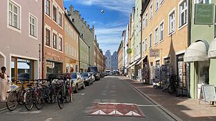 Die „Berliner Kissen“ beruhigen seit einem Jahr den Verkehr in der Grasgasse. Die „Berliner Kissen“ beruhigen seit einem Jahr den Verkehr in der Grasgasse.