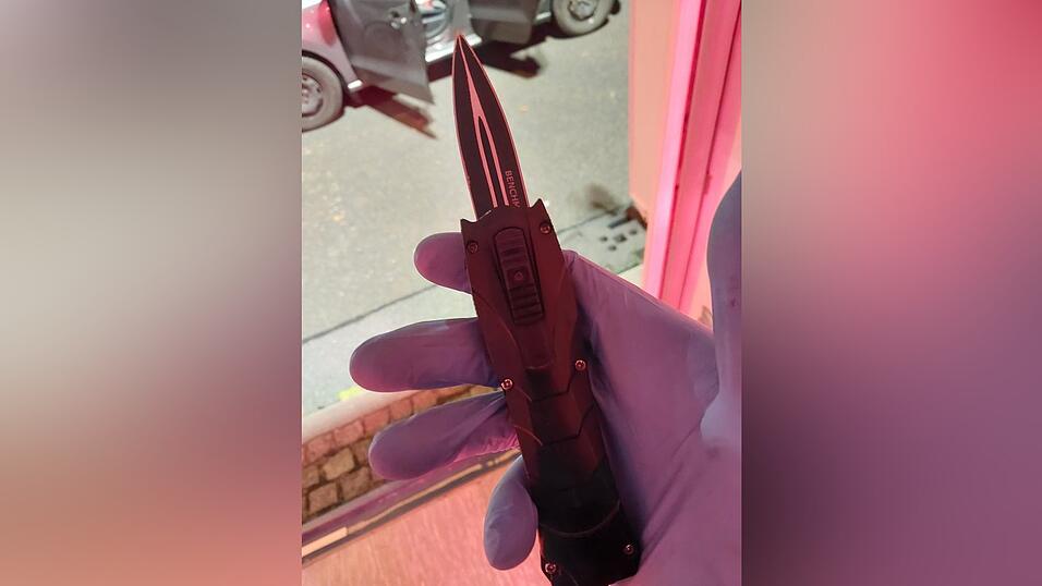 Das Fallmesser war in einer Beintasche versteckt.