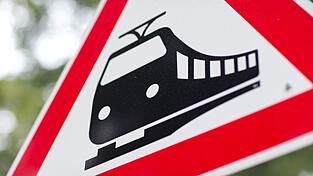 An einem unbeschrankten Bahnübergang erfasste der Zug das Auto. (Symbolbild) An einem unbeschrankten Bahnübergang erfasste der Zug das Auto. (Symbolbild)