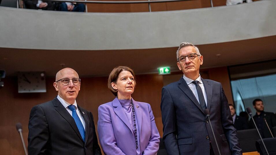 Einmal pro Jahr findet die Befragung der Spitzen der deutschen Nachrichtendienste im Bundestag öffentlich statt. Einmal pro Jahr findet die Befragung der Spitzen der deutschen Nachrichtendienste im Bundestag öffentlich statt.