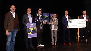Thomas Feuerer (Kulturreferent des Landkreises, v. l. ), Marcus Spangenberg (Stiftungsvorstand), Preistr&auml;ger Sebastian Eggerbauer, Oberb&uuml;rgermeisterin Gertrud Maltz-Schwarzfischer, Thorsten Briegel (Vorstandsvorsitzender Rewag) und Bernhard B&uuml;llmann (Rewag Vorstand).