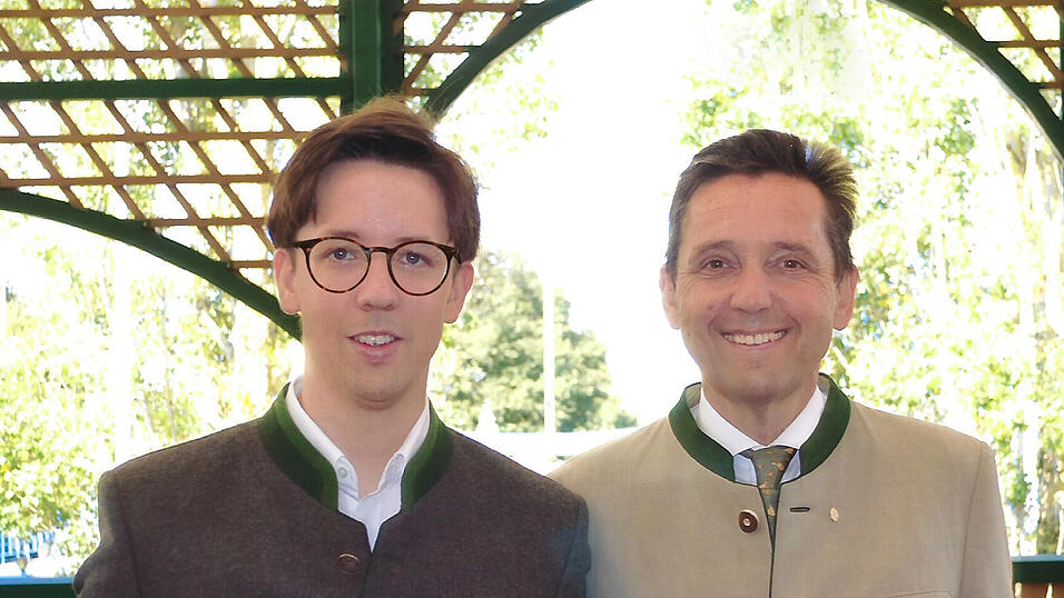 Tradition ist auch Anton Nothaft wichtig, der heuer sein 35-j&auml;hriges Jubil&auml;um als Festwirt feiert. Ganz bewusst setzen er und sein Sohn Anton auf bew&auml;hrte Konzepte und jahrzehntelange Erfahrung als Metzger und Festwirte. So sucht man eine Bar in ihrem Festzelt etwa bis heute vergebens. &bdquo;Das machen wir nicht&ldquo;, so Nothaft, der ein gro&szlig;er Verfechter des traditionellen Bierzelts ist. Einfach und bodenst&auml;ndig soll es sein. &bdquo;Hier passt jeder rein und am Biertisch sind eh alle gleich.&ldquo;&nbsp;