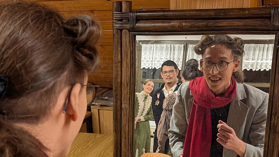 Ein letzter Blick in den Spiegel, dann verl&auml;sst Thomas Windl die Maske.