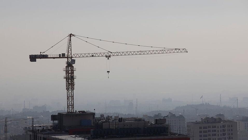 Fehlender Wind sorgt dafür, dass sich die Schadstoffe am Fuß der Berge stauen.