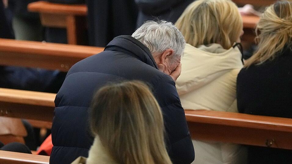 Anwohner von Crans-Montana sind fassunglos. Anwohner von Crans-Montana sind fassunglos.