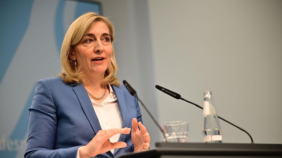 H&ouml;here Zuzahlung f&uuml;r Medikamente, keine Hautkrebsvorsorge mehr und Kostendeckel f&uuml;r Krankenh&auml;user - die Gesundheitsministerin Nina Warken sagt, wo sie im Gesundheitswesen einsparen will.