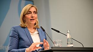 Höhere Zuzahlung für Medikamente, keine Hautkrebsvorsorge mehr und Kostendeckel für Krankenhäuser - die Gesundheitsministerin Nina Warken sagt, wo sie im Gesundheitswesen einsparen will. Höhere Zuzahlung für Medikamente, keine Hautkrebsvorsorge mehr und Kostendeckel für Krankenhäuser - die Gesundheitsministerin Nina Warken sagt, wo sie im Gesundheitswesen einsparen will.