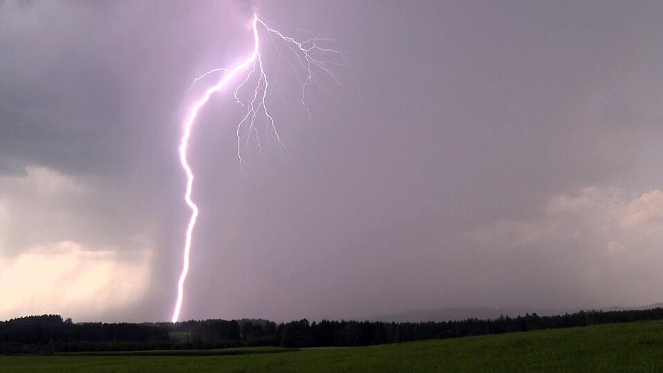 Nach einem Blitzeinschlag in Rastatt-Niederbühl kommen sechs Personen verletzt in ein Krankenhaus. (Symbolbild) Nach einem Blitzeinschlag in Rastatt-Niederbühl kommen sechs Personen verletzt in ein Krankenhaus. (Symbolbild)