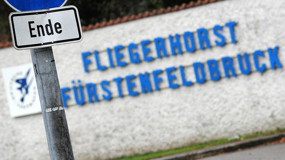 Der Fliegerhorst Fürstenfeldbruck kann auf eine lange und wechselhafte Geschichte zurückblicken. Offenbar sollen hier aber in Zukunft keine Flugzeuge mehr stationiert werden. (Archivbild) Der Fliegerhorst Fürstenfeldbruck kann auf eine lange und wechselhafte Geschichte zurückblicken. Offenbar sollen hier aber in Zukunft keine Flugzeuge mehr stationiert werden. (Archivbild)