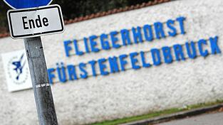 Der Fliegerhorst Fürstenfeldbruck kann auf eine lange und wechselhafte Geschichte zurückblicken. Offenbar sollen hier aber in Zukunft keine Flugzeuge mehr stationiert werden. (Archivbild) Der Fliegerhorst Fürstenfeldbruck kann auf eine lange und wechselhafte Geschichte zurückblicken. Offenbar sollen hier aber in Zukunft keine Flugzeuge mehr stationiert werden. (Archivbild)