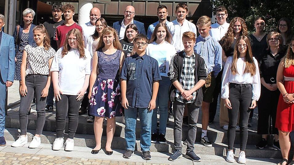 Die geehrten Schüler mit stellvertretendem Landrat Sandro Bauer und Schulrat Johannes Reutner.