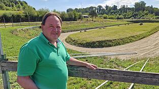 Sepp Walter an der noch leeren Rennbahn in Schlüpfing. Er freut sich schon, wenn es hier im Motodrom am Wochenende wieder zur Sache geht. Rund 300 Starter und an die 2.000 Zuschauer werden erwartet.