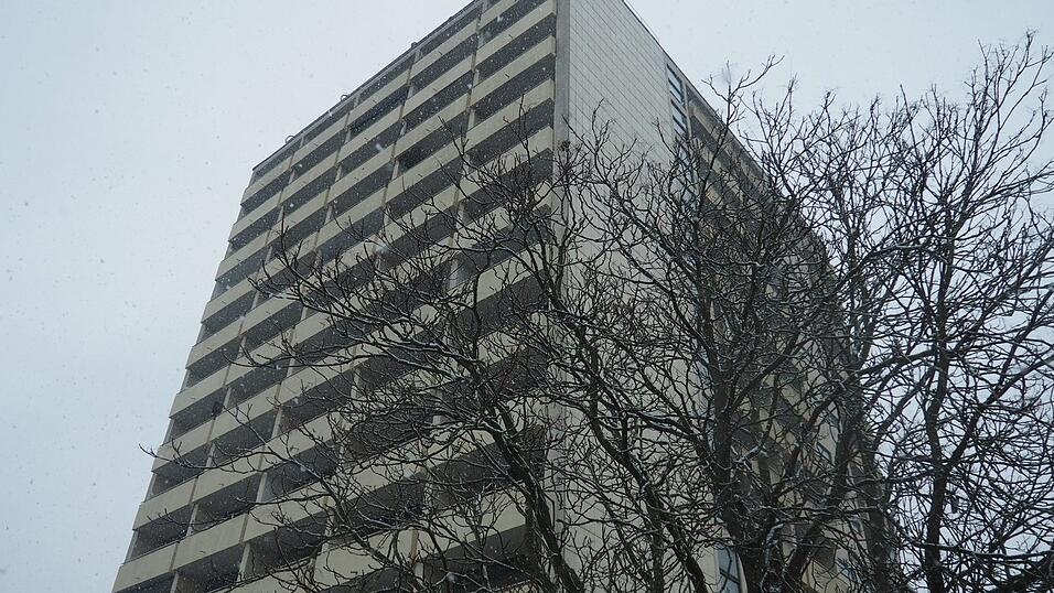 Als es neu gebaut war, erfüllte das Hochhaus in der Pfauenstraße wahre Wohnträume. Vor allem in energetischer Hinsicht ist das Haus mittlerweile ein Albtraum. Als es neu gebaut war, erfüllte das Hochhaus in der Pfauenstraße wahre Wohnträume. Vor allem in energetischer Hinsicht ist das Haus mittlerweile ein Albtraum.