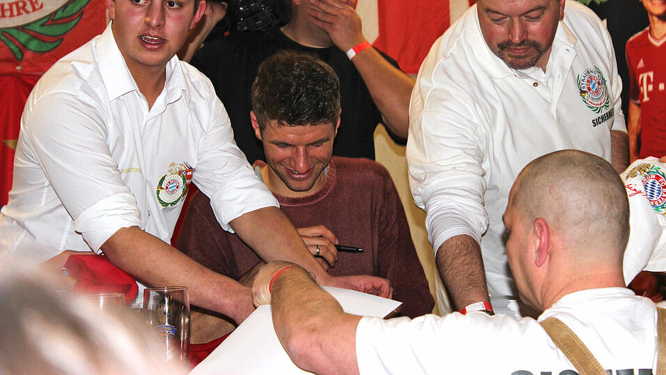 Thomas Müller besuchte am Sonntagnachmittag den 'FC Bayern-Fanclub Straubing '93'. (Foto: Fabian Roßmann) Thomas Müller besuchte am Sonntagnachmittag den 'FC Bayern-Fanclub Straubing '93'. (Foto: Fabian Roßmann)
