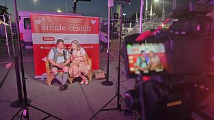 Der Samstag war bei der&nbsp;Single Couch auf dem G&auml;ubodenvolksfest wie gewohnt der st&auml;rkste Tag: 40 Singles haben am zweiten Tag neben Annabel Platz genommen.