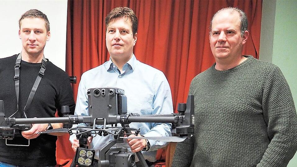 Kommandant Christoph Scheck sowie Frank und Markus Hofer (von links) stellten die Landkreisdrohne vor. Kommandant Christoph Scheck sowie Frank und Markus Hofer (von links) stellten die Landkreisdrohne vor.