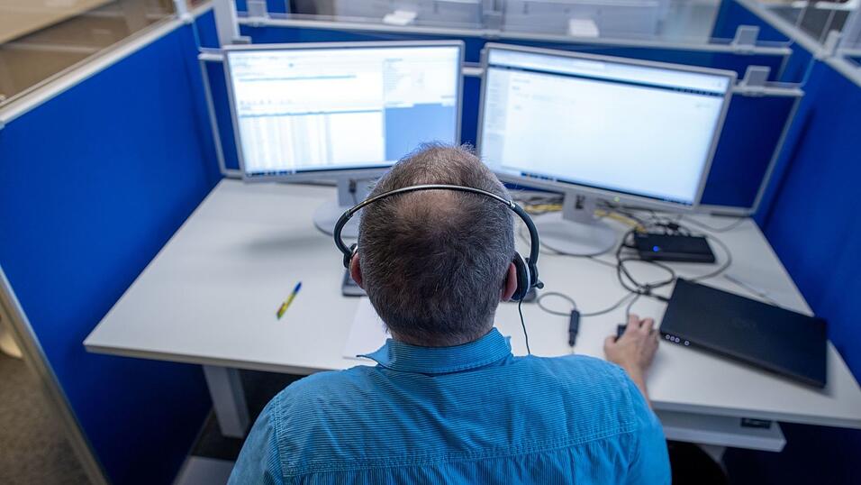 Ein Mitarbeiter einer Telefonzentrale nimmt Anfragen entgegen. (Archivbild) Ein Mitarbeiter einer Telefonzentrale nimmt Anfragen entgegen. (Archivbild)