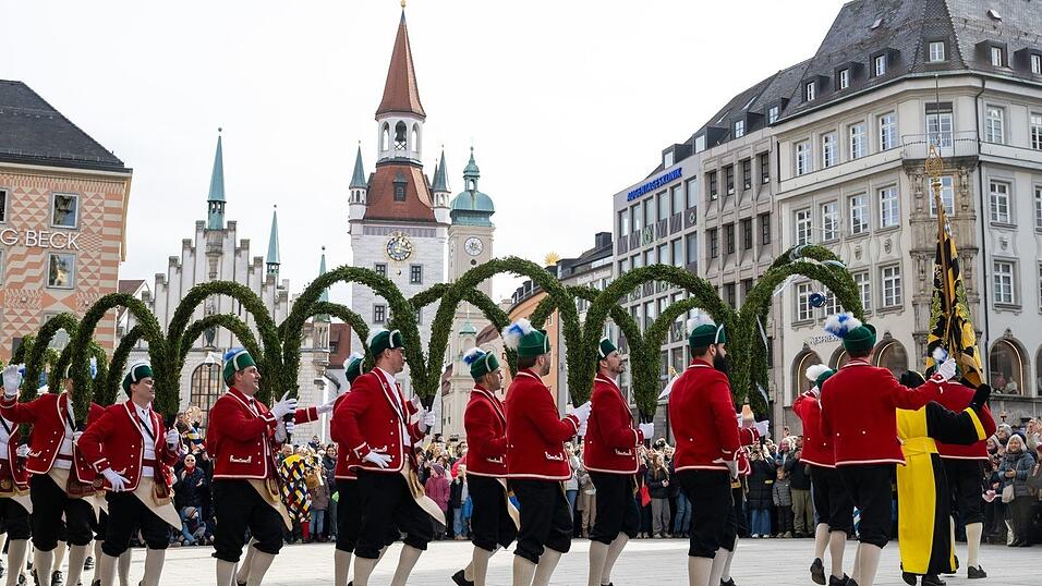 Viele Schaulustige verfolgten die Darbietung auf dem Marienplatz.